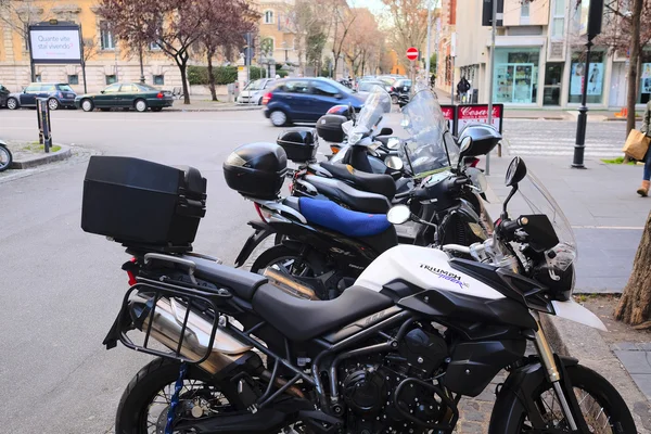 Motocykly na parkování ve čtvrti Roma — Stock fotografie