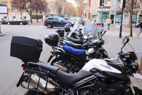 Motocicletas en un aparcamiento en Roma —  Fotos de Stock