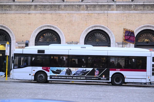 Parada de autobús en Roma — Foto de Stock