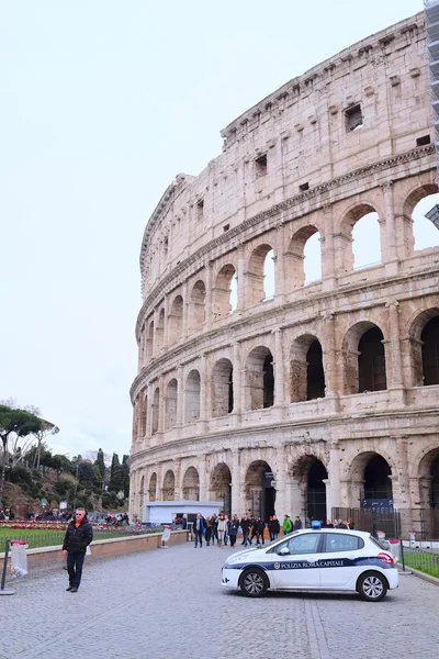 Voiture de police près du Colisée à Rome — Photo