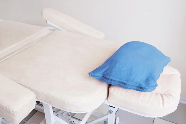 Uma cama de massagem — Fotografia de Stock