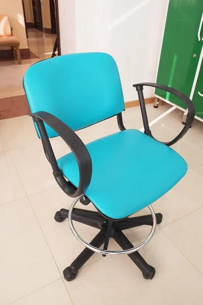 Una silla azul — Foto de Stock