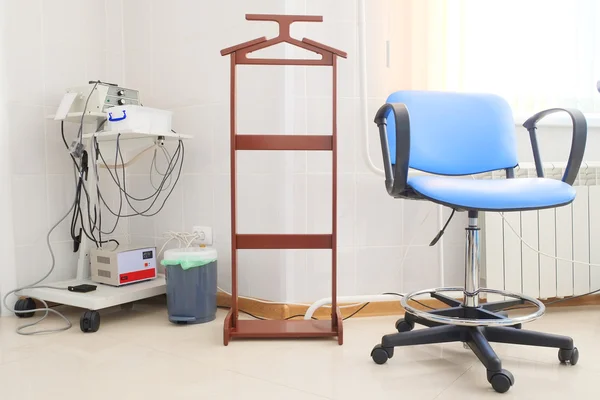 Синій стілець в гінекологічній кімнаті — стокове фото