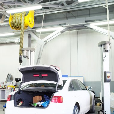 Araba satıcısı onarım istasyonu