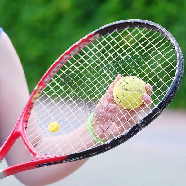 Una raqueta de tenis — Foto de Stock