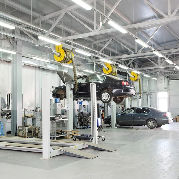 Coches en una estación de reparación de distribuidores — Foto de Stock