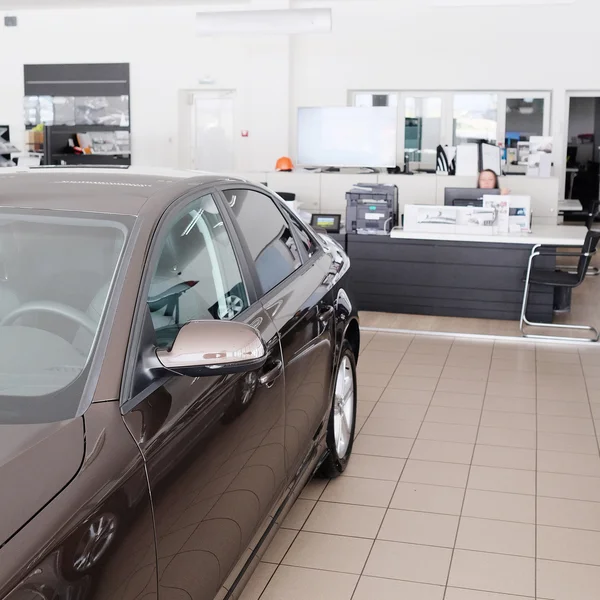 Auto's in een dealer reparatie station — Stockfoto