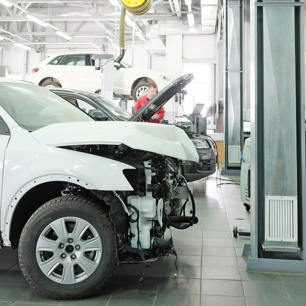 Crash auto in una stazione di riparazione rivenditore — Foto Stock