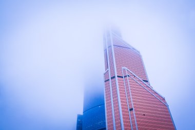 Yüksek bir sis içinde gökdelenler