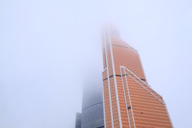 Yüksek bir sis içinde gökdelenler