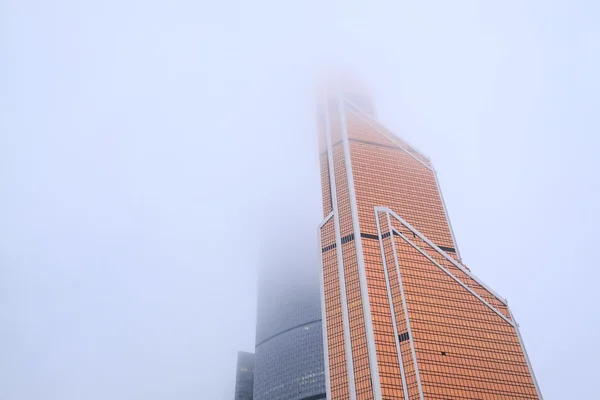 Wolkenkratzer im Hochnebel — Stockfoto