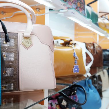 bir gösteri pencere mallarına ile tuhafiyeler