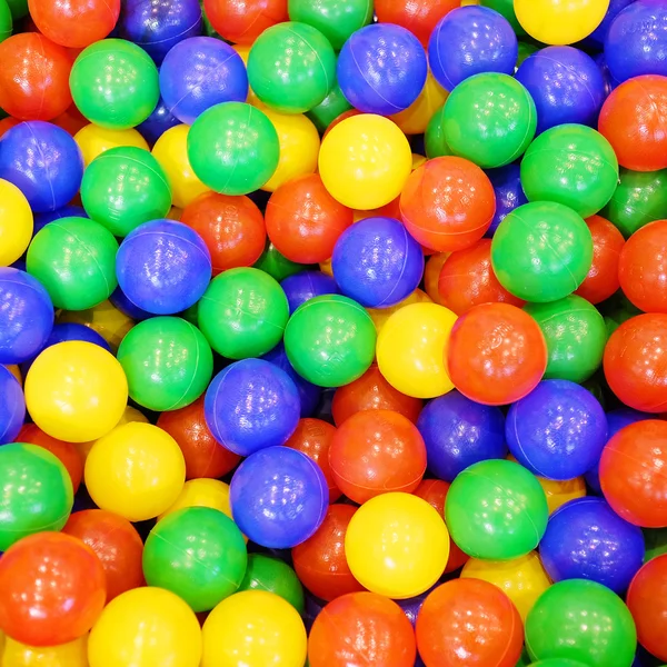 Красочные пластиковые шарики — стоковое фото