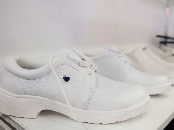 Vita kvinnor skor — Stockfoto