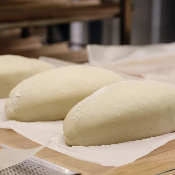 Brot vor dem Einlegen in den heißen Ofen. — Stockfoto