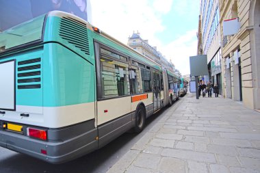 Paris Caddesi üzerinde otobüs durağı