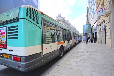 Paris Caddesi üzerinde otobüs durağı