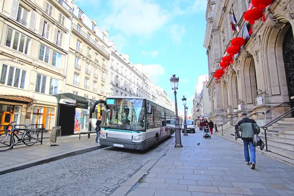 Przystanek autobusowy przy ulicy w Paryżu — Zdjęcie stockowe