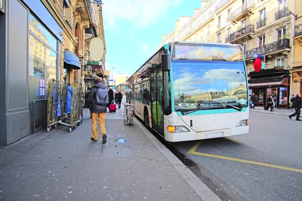 Busshållplats på gatan i Paris — Stockfoto