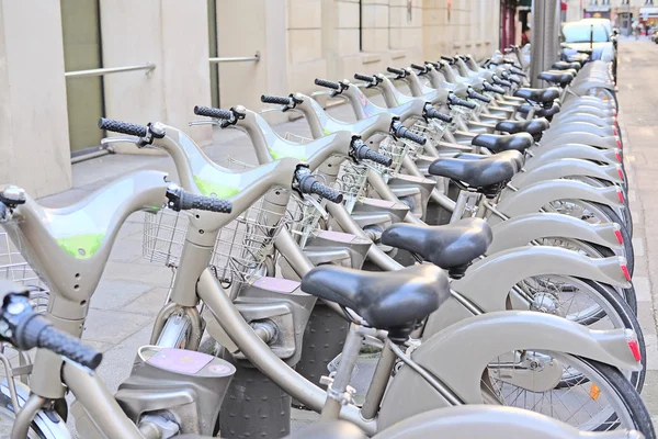 Fahrrad auf einem Parkplatz — Stockfoto