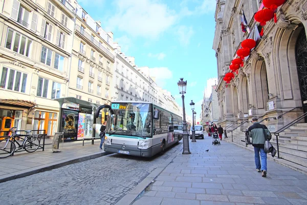 Autobusowy przy ulicy w Paryżu, Francja — Zdjęcie stockowe