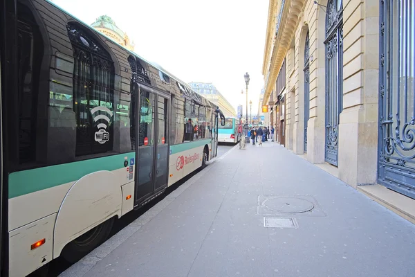 Autobus na ulicy — Zdjęcie stockowe