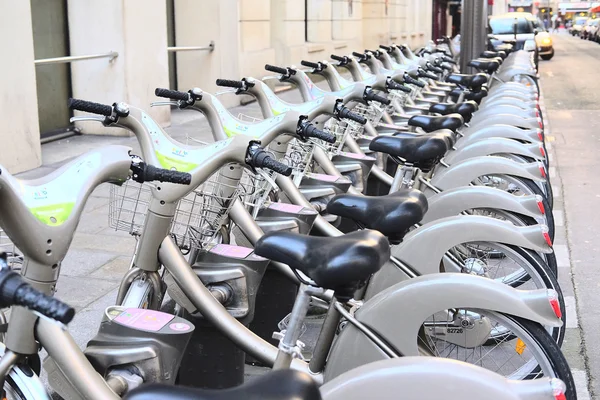 Fahrrad auf einem Parkplatz — Stockfoto