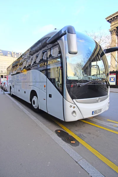Buss på gatan i paris — Stockfoto