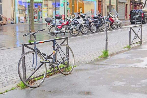 Cykel på en parkering i Paris — Stockfoto