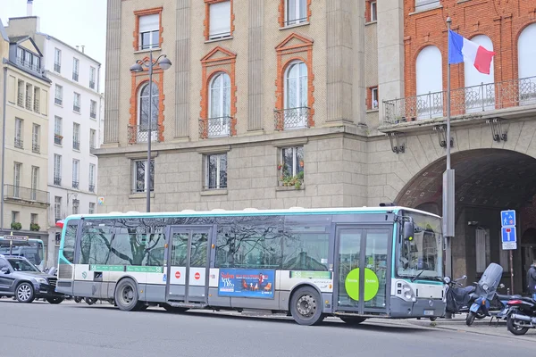 Autobus na ulicy z Paryża — Zdjęcie stockowe