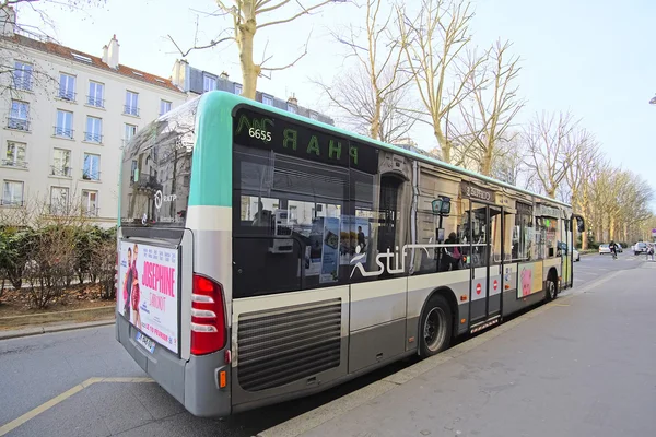 Buss på gatan i paris — Stockfoto