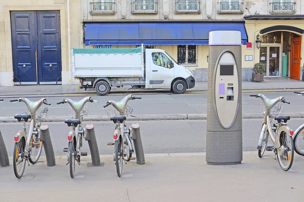 Cyklar på en parkering i Paris — Stockfoto