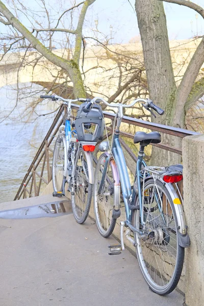 Fahrräder auf einem Parkplatz in Paris — Stockfoto