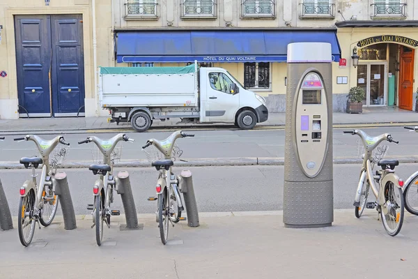 Cyklar på en parkering i Paris — Stockfoto