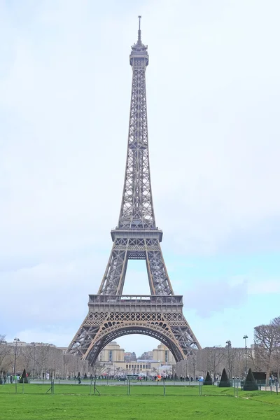 Torre Eiffel, Paris, França - um dos símbolos desta cidade — Fotografia de Stock