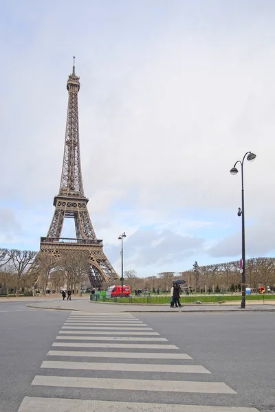 Torre Eiffel, Paris, França - um dos símbolos desta cidade — Fotografia de Stock