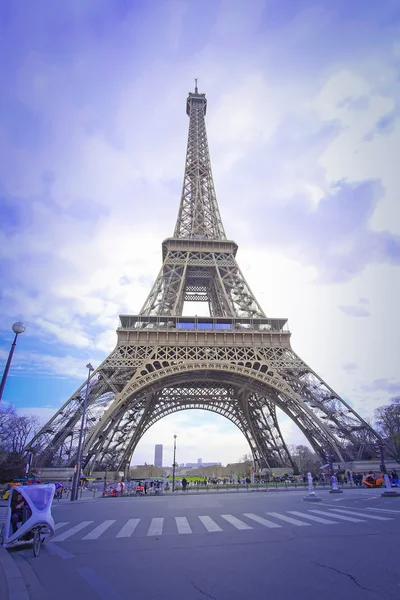 Torre Eiffel, Paris, França - um dos símbolos desta cidade — Fotografia de Stock