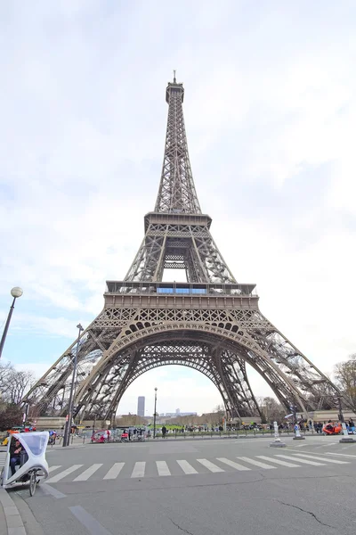 De toren van Eiffel, Paris, Frankrijk - een van de simbols van deze stad — Stockfoto