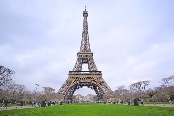 Torre Eiffel, Paris, França - um dos símbolos desta cidade — Fotografia de Stock