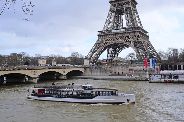 París, Francia, 8 de febrero de 2016: Torre Eiffel, París, Francia - uno de los símbolos de esta ciudad —  Fotos de Stock