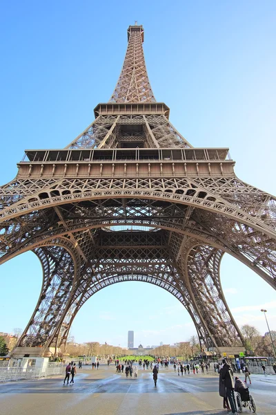 Paris, França, 8 de fevereiro de 2016: Torre Eiffel, Paris, França - um dos símbolos desta cidade — Fotografia de Stock