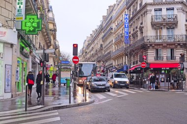  Paris'in merkezinde yaya haç