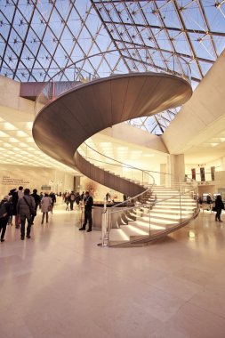 Paris'te Louvre girişine
