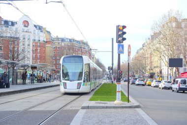 Paris sokakta tramvay