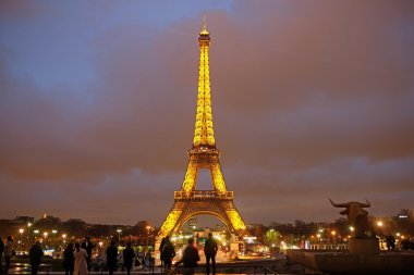 Bir gece Paris'te Eyfel Kulesi