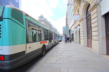 Paris Caddesi üzerinde otobüs durağı