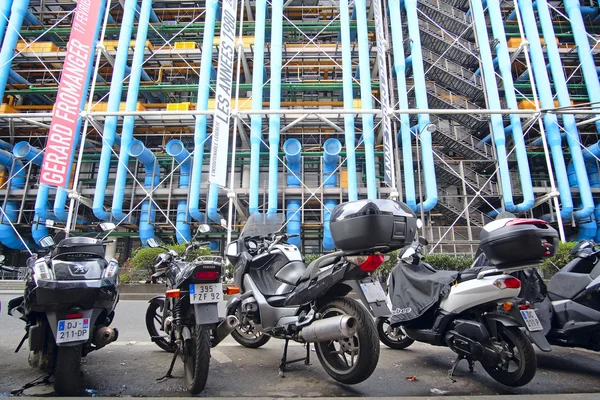 Byggnaden av Georges-Pompidou center i Paris — Stockfoto