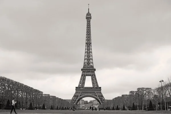 Bir gece Paris'te Eyfel Kulesi — Stok fotoğraf