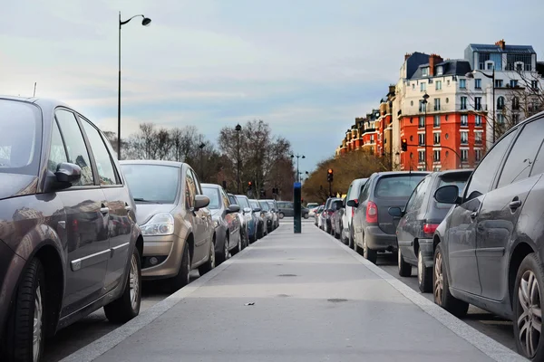 Bilar på en parkering i Paris — Stockfoto