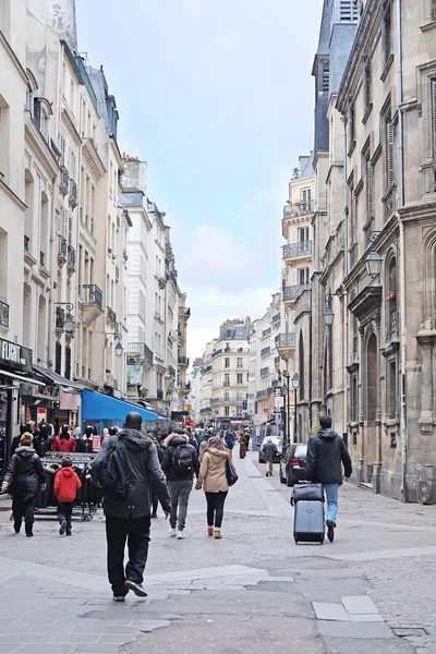 Vue d'une rue dans un centre de Paris — Photo
